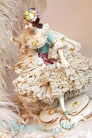 Dresden Figurine....러플러플 레이스 가득한 드레스 업 사랑스런 그녀.....