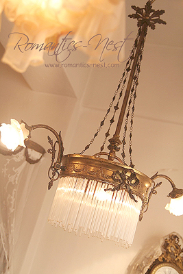 gorgeous unique chandelier..리본 브론즈 까메오 카빙과 오리지널 글라스 스틱 쉐이드의 3구 샹델...